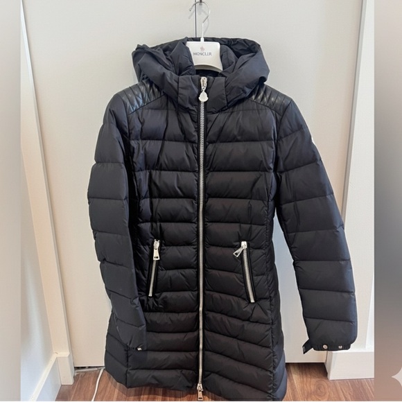 MONCLER ladies down jacket. Removable hood. - Picture 1 of 8